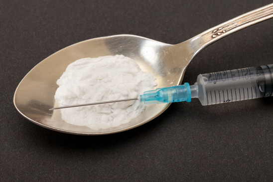 Syringe, spoon and heroin