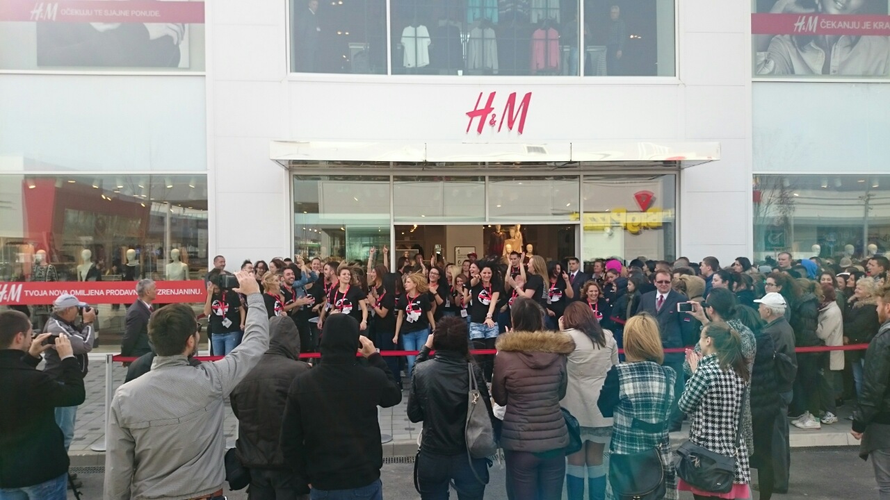 opening H&M at 9 am (1)