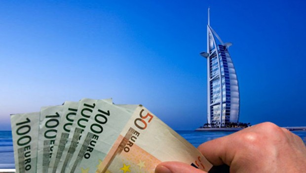 Placanje-novac-emirati-620x350